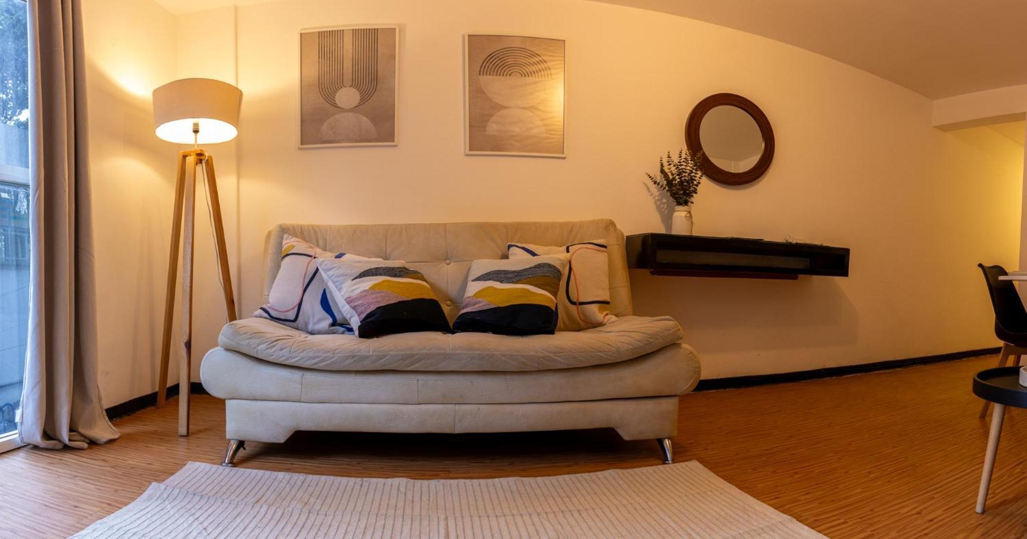 Location In Cozy Master Apartment *