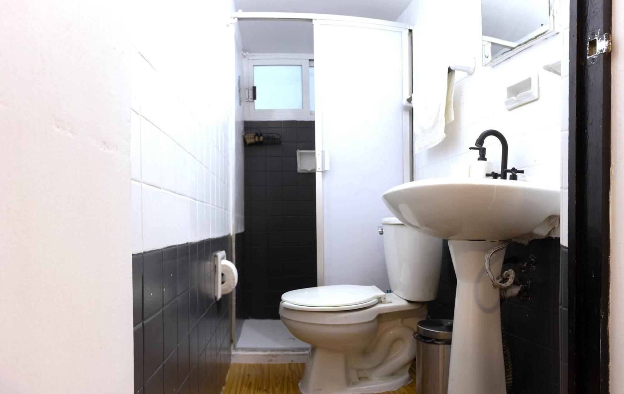 Location In Cozy Master Apartment
